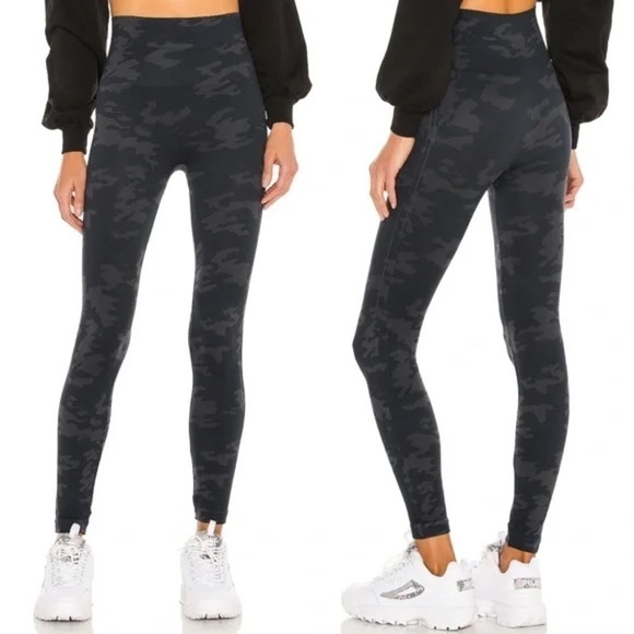 SPANX Pants - SPANX Look At Me Now Seamless Legging‎ in Black Camo, Size Small